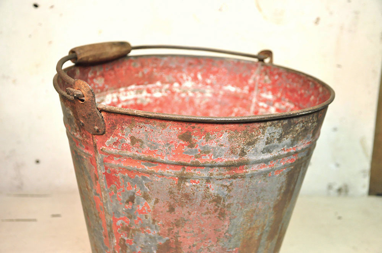 红漆老铁皮水桶