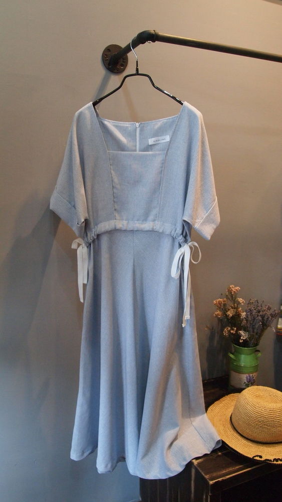 典雅蓝白细纹腰系缎带圆裙洋装