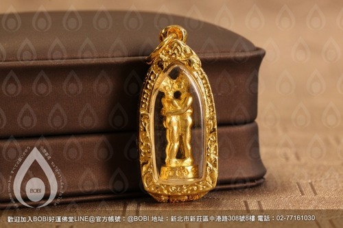 燕通吊墜的相擁造型。
