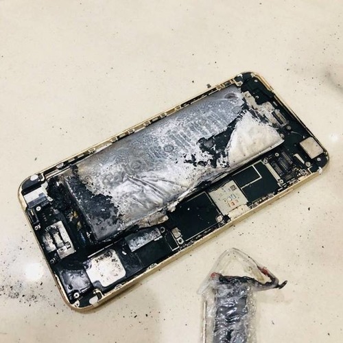 狂~太狂了iPhone 6他挑戰自己拔換電池!轟!竟然燃燒了
